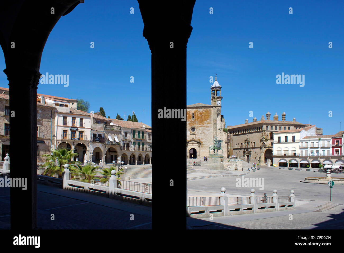 Pizarro statua e San Martin Chiesa, Plaza Mayor, Trujillo, Estremadura, Spagna, Europa Foto Stock