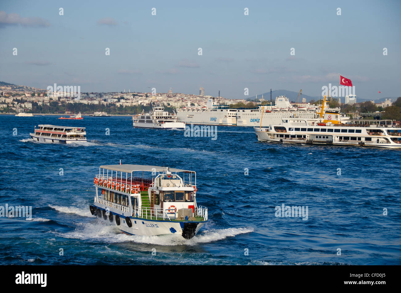 Vie navigabili occupato sul Golden Horn guardando verso il Bosforo, Istanbul, Turchia. Foto Stock