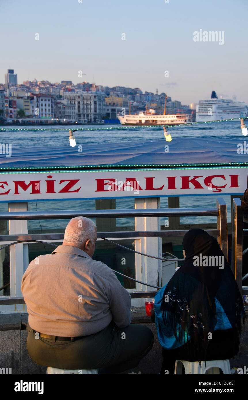 Ristoranti fluttuanti sul Golden Horn dal Ponte Galata, situato nel distretto di Eminönü di Istanbul, Turchia. Foto Stock