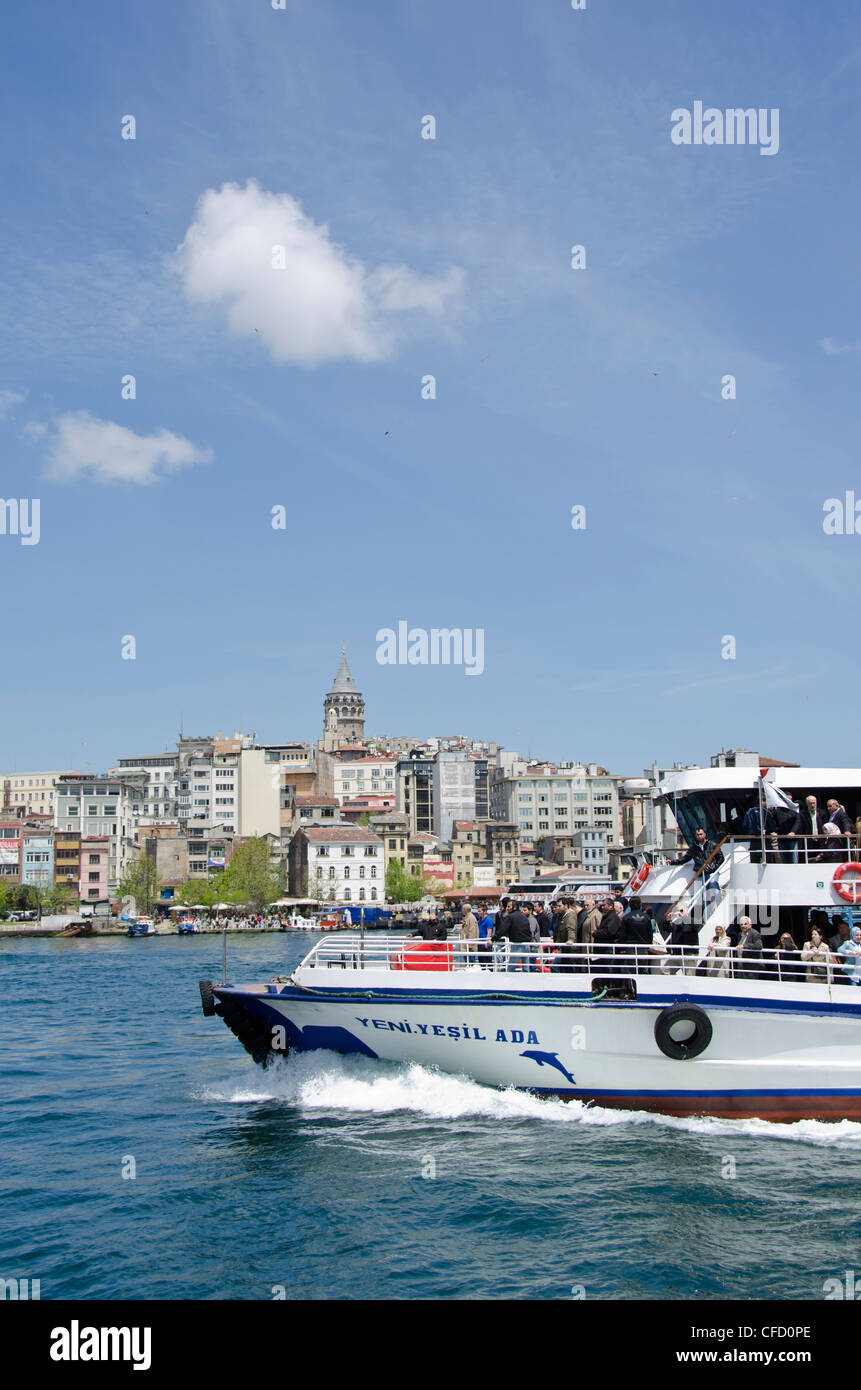 Ferries sul Golden Horn con Beyoğlu district e Torre Galata al di là, Istanbul, Turchia Foto Stock