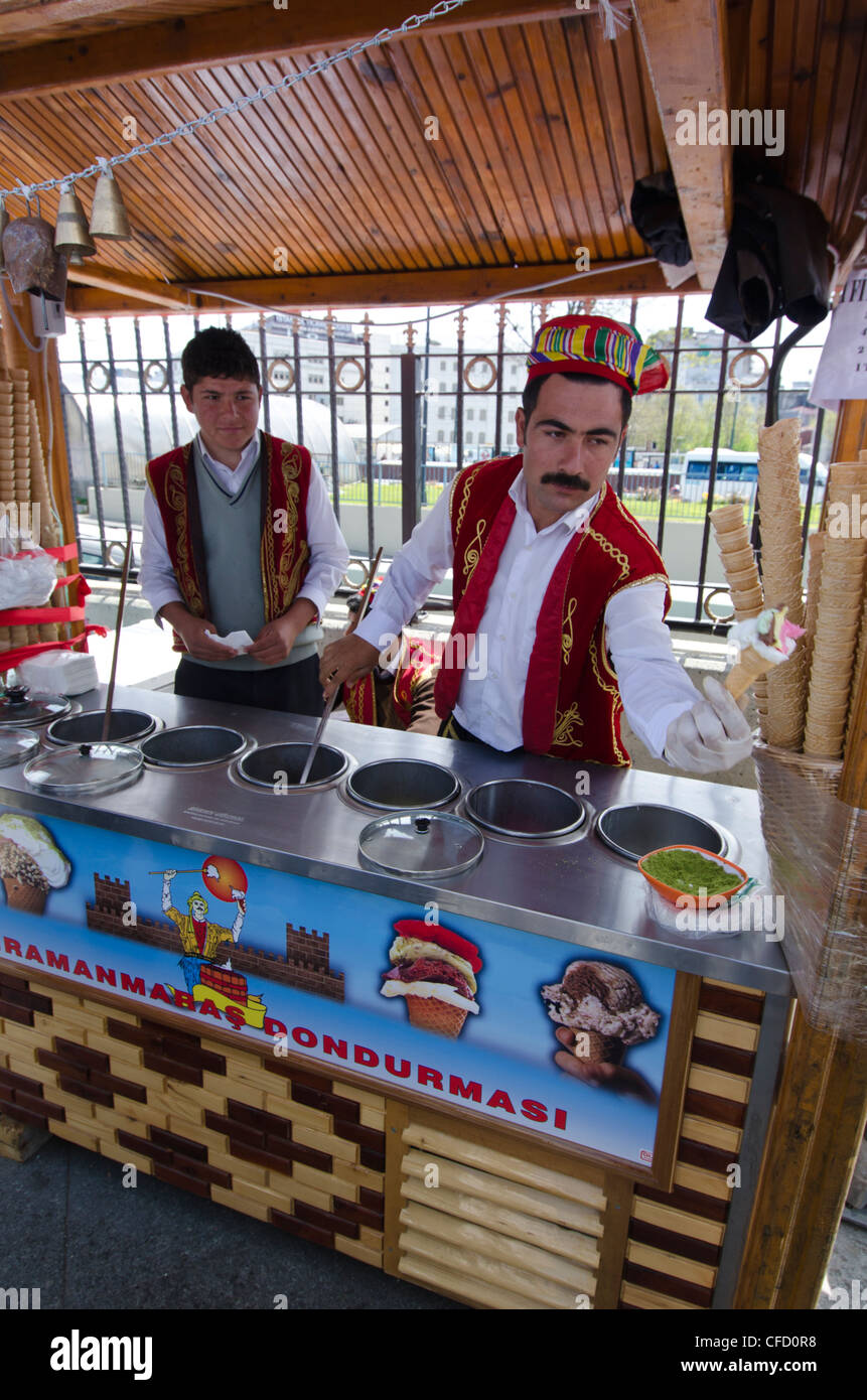 Ice Cream vendor sul Golden Horn dal Ponte Galata, situato nel distretto di Eminönü di Istanbul, Turchia. Foto Stock