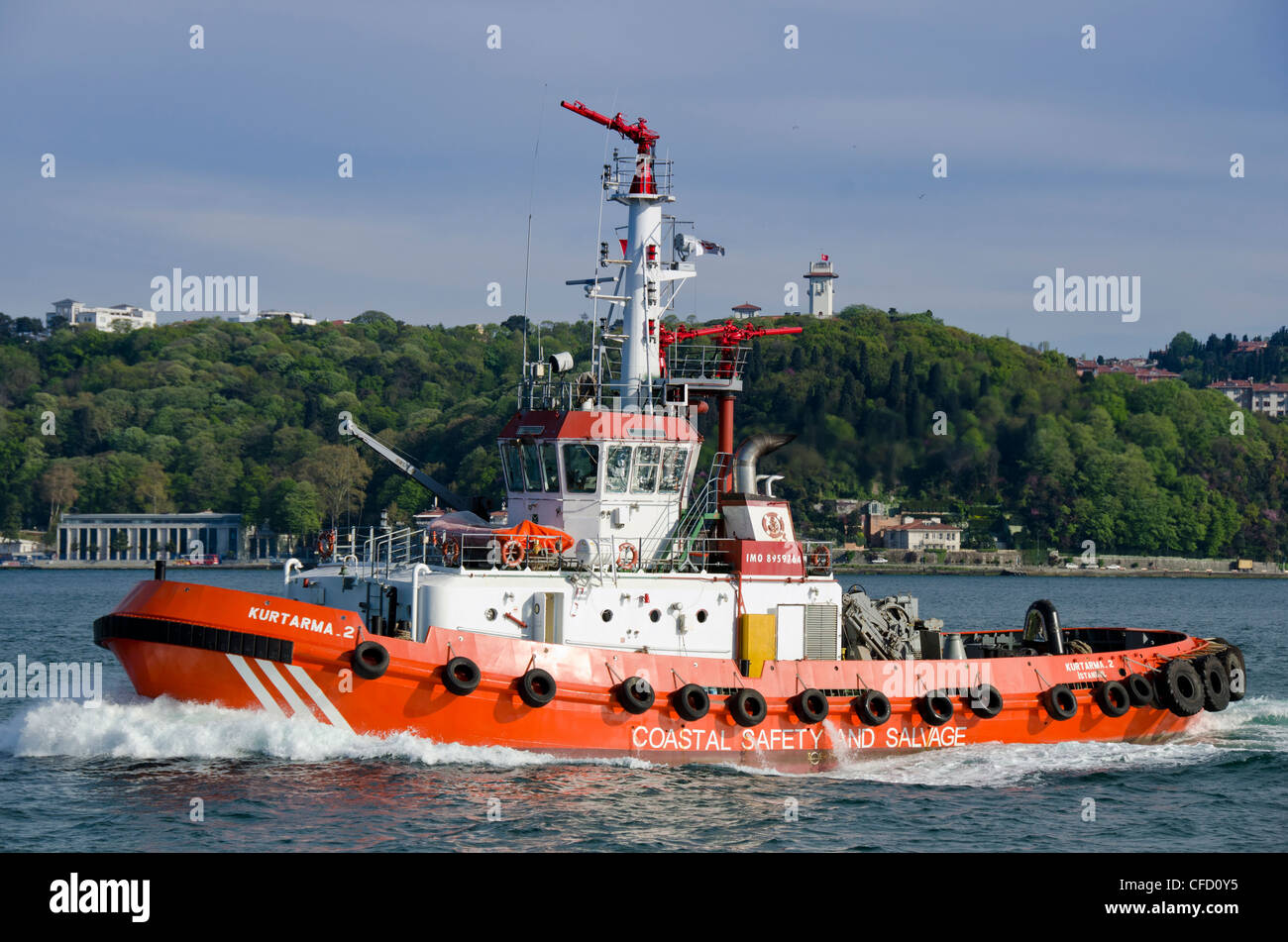 Traffico marittimo, sicurezza costiera rimorchiatore, lungo il Bosforo, Istanbul, Turchia Foto Stock