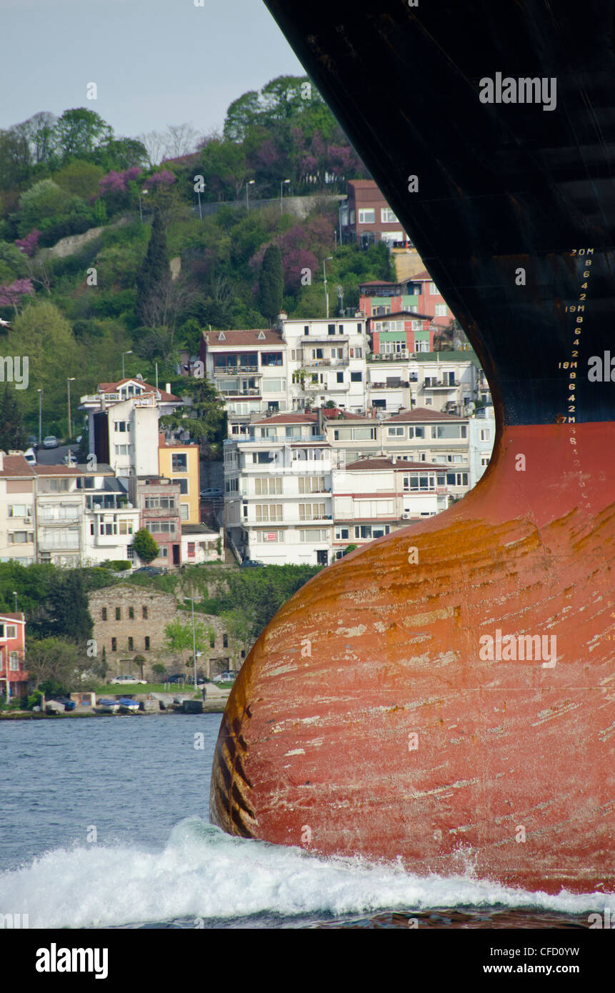 Traffico marittimo mercantile, prua lungo il Bosforo, Istanbul, Turchia Foto Stock
