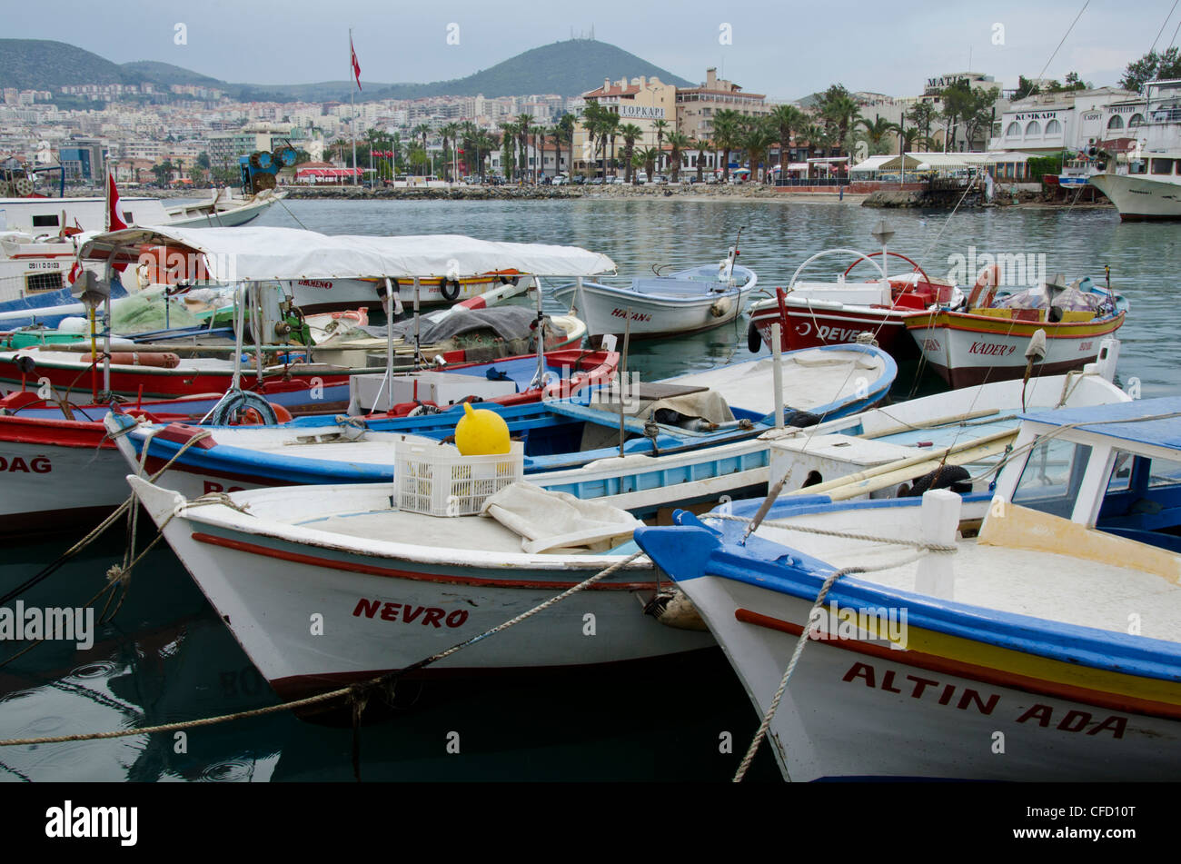 Barche da pesca in Kuşadası, una località di villeggiatura della Turchia di costa Egea nella provincia di Aydın Foto Stock