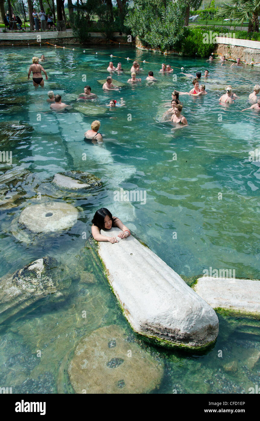 Pamukkale hot springs nuotatori tra le colonne, nella provincia di Denizli nel sud-ovest della Turchia Foto Stock