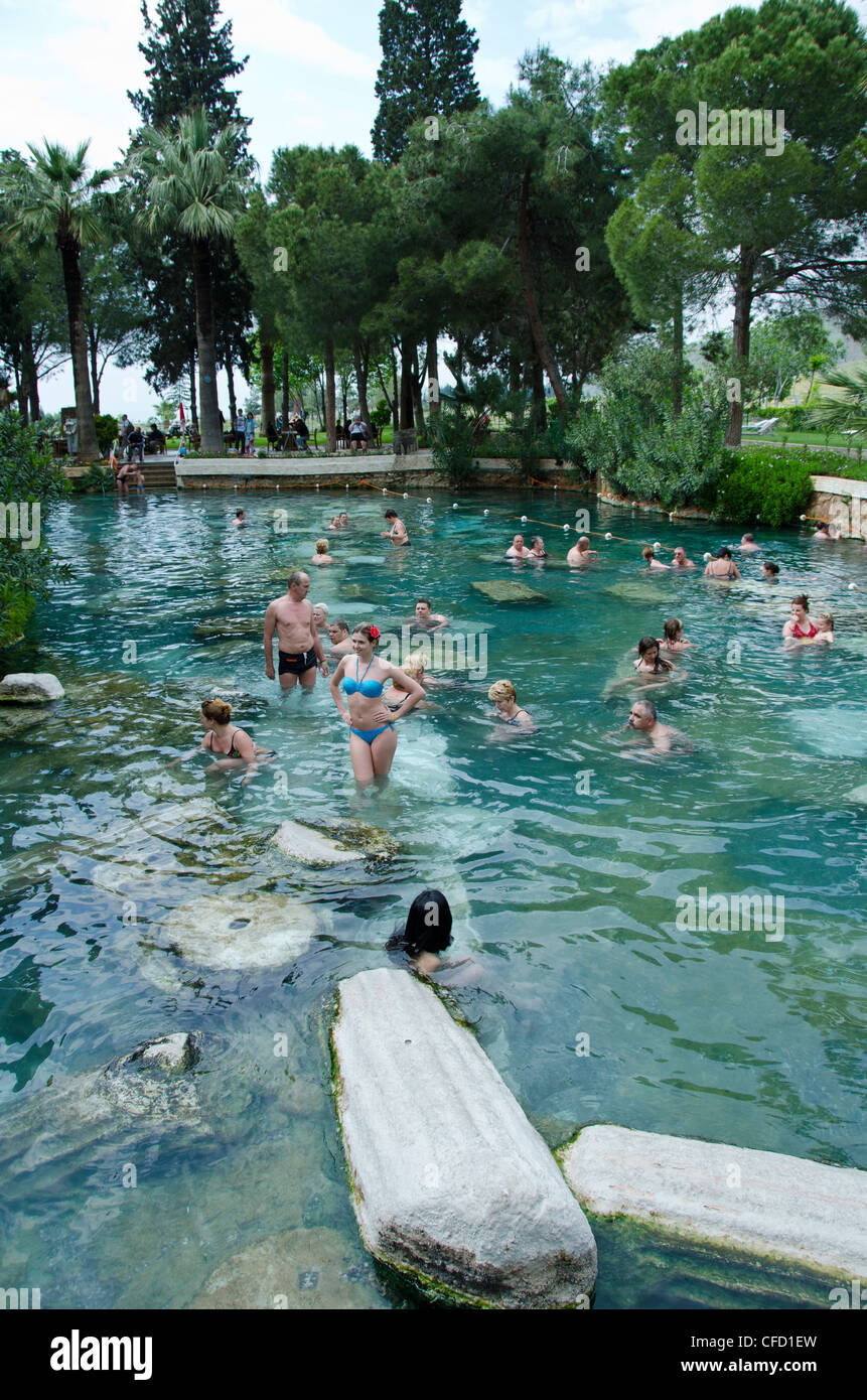 Pamukkale hot springs nuotatori tra le colonne, nella provincia di Denizli nel sud-ovest della Turchia Foto Stock