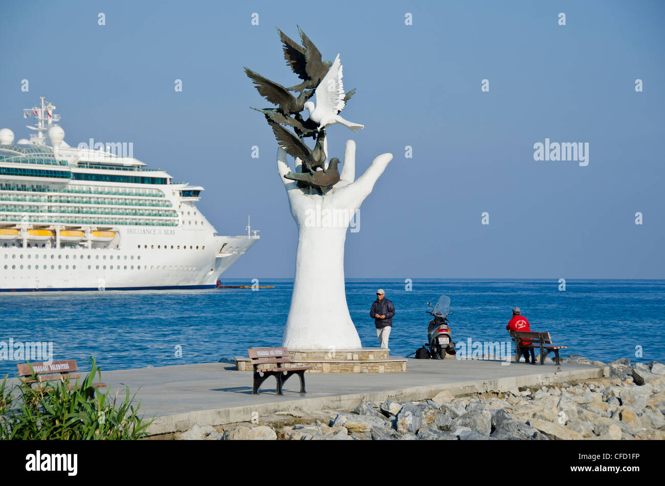 Canto di pace monumento, la nave di crociera, Kuşadası, una località di villeggiatura della Turchia di costa Egea nella provincia di Aydın Foto Stock