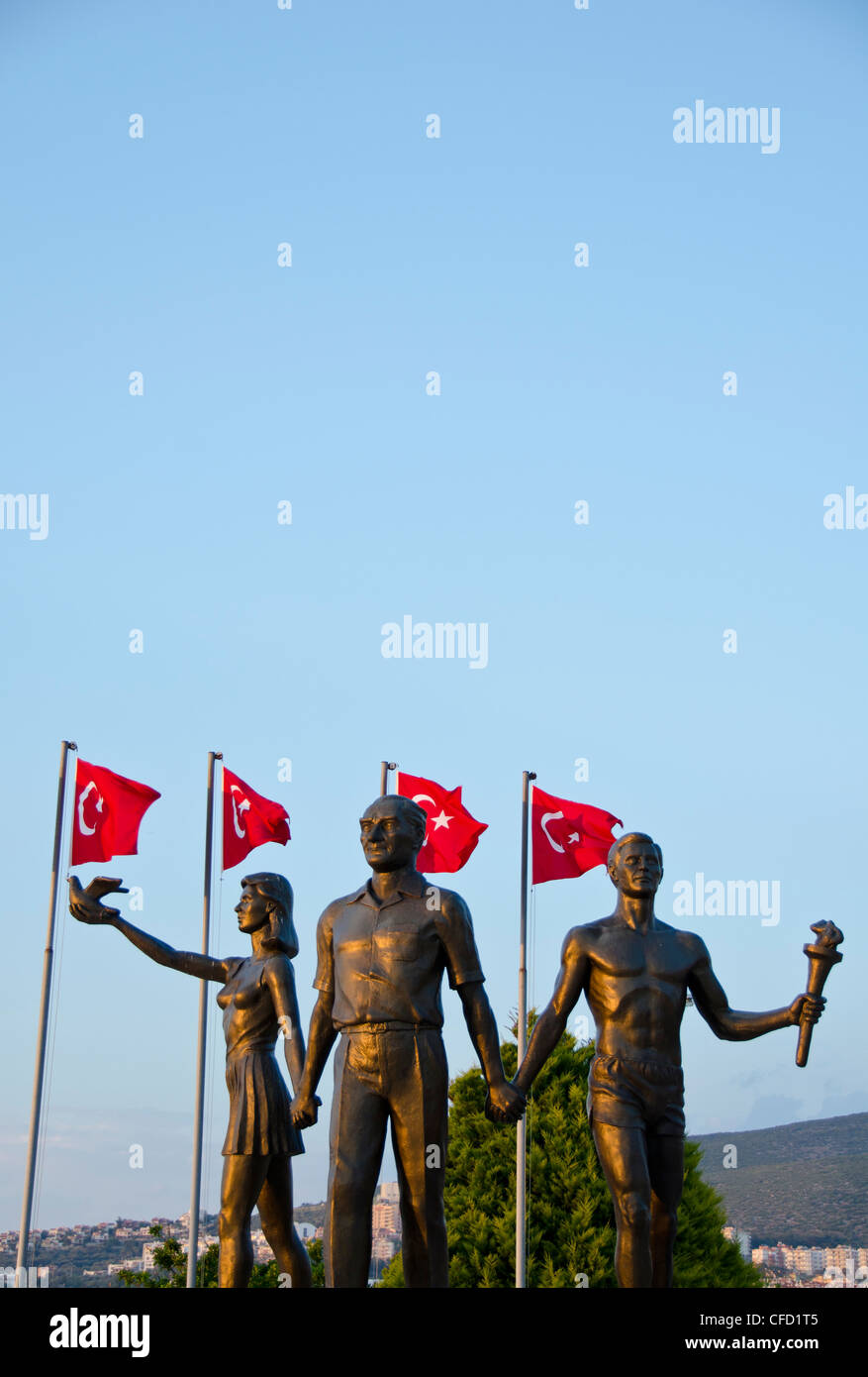 Monumento con Mustafa Kemal Atatürk e uomo e donna, in Kuşadası, una località di villeggiatura della Turchia di costa Egea nella provincia di Aydın Foto Stock