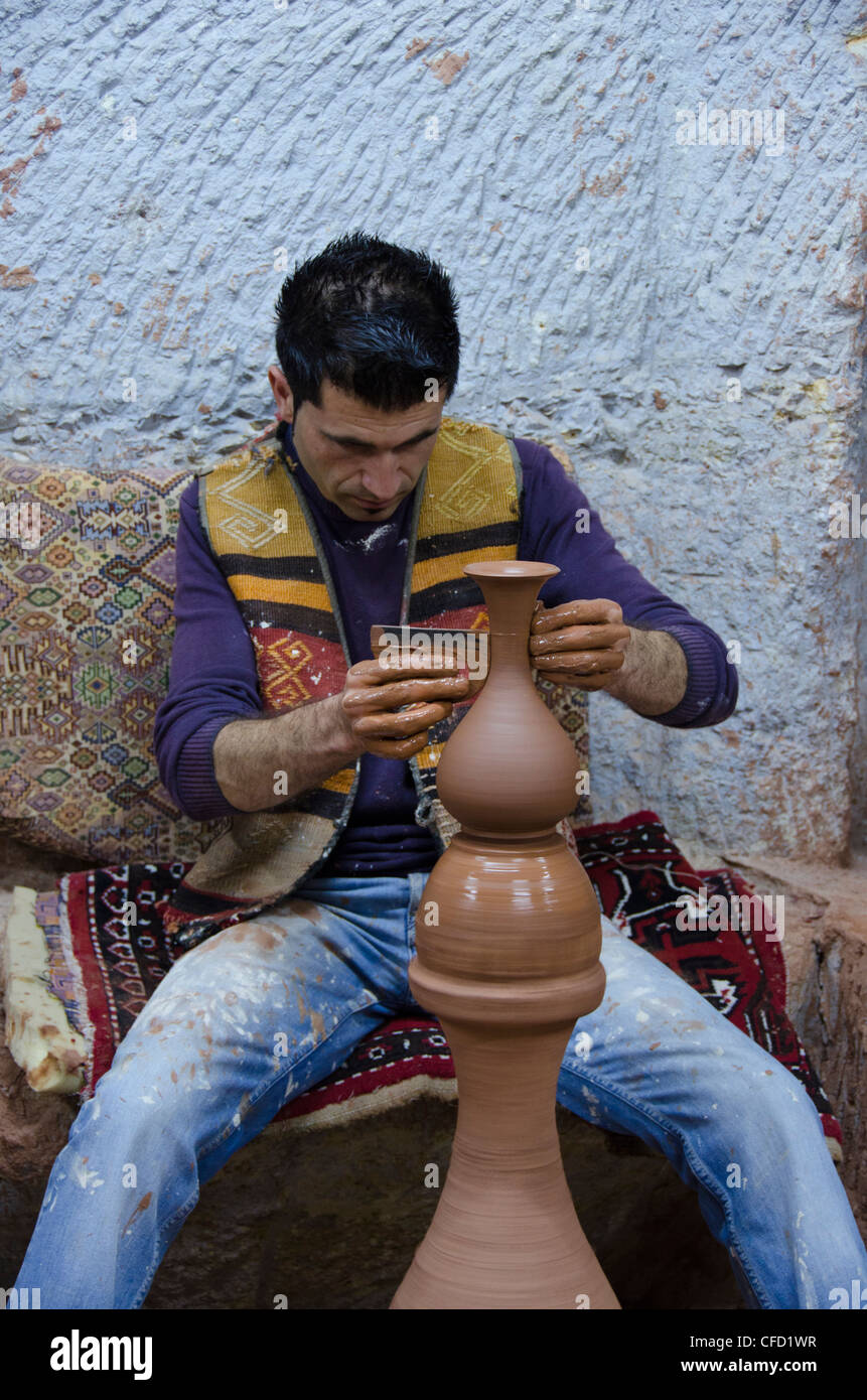 Artigiani in, Avanos, anche Capadocia, Anatolia centrale, in gran parte nella provincia di Nevşehir, Turchia Foto Stock