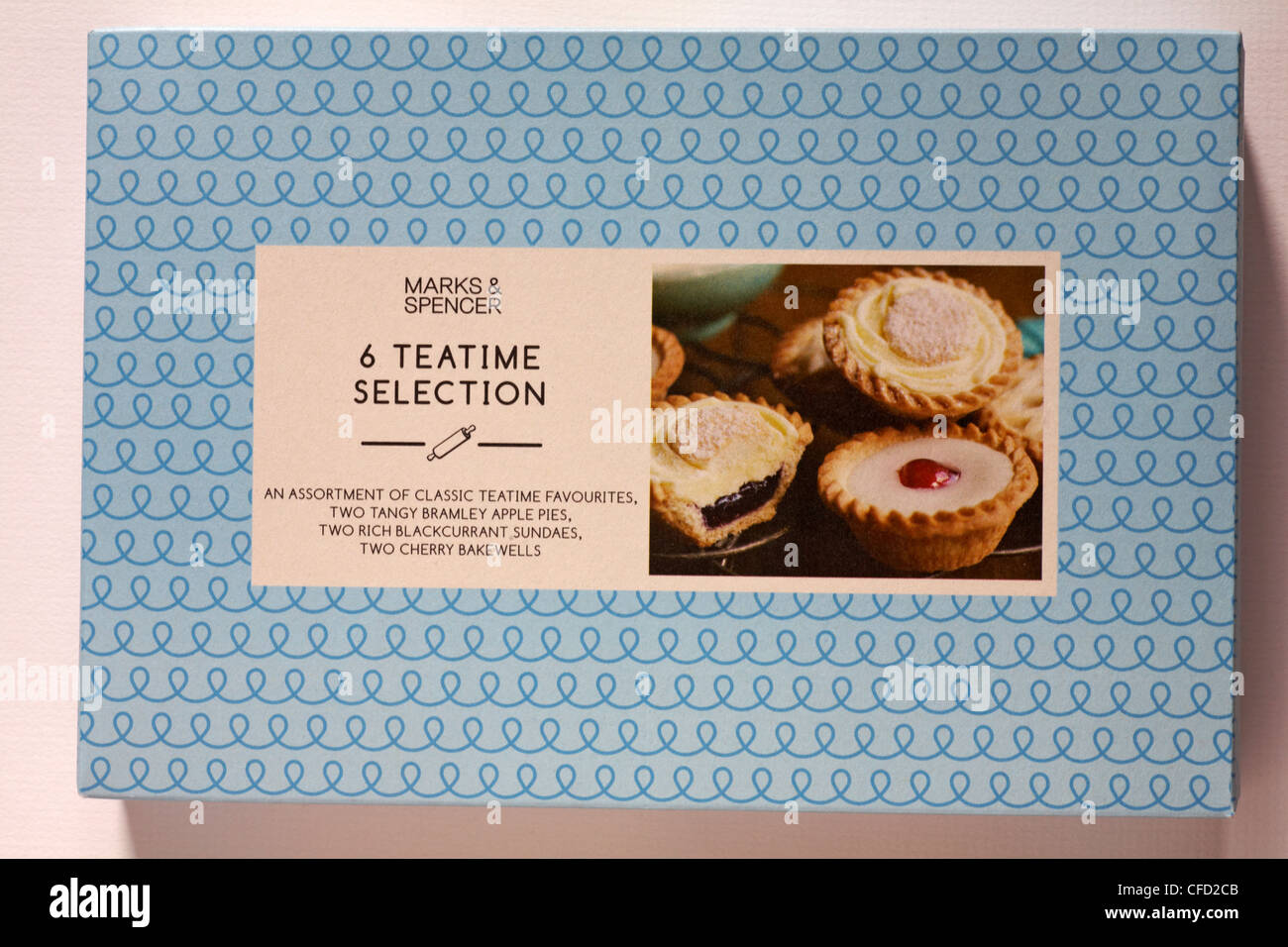 Scatola di Marks & Spencer 6 teatime torte di selezione isolati su sfondo bianco Foto Stock