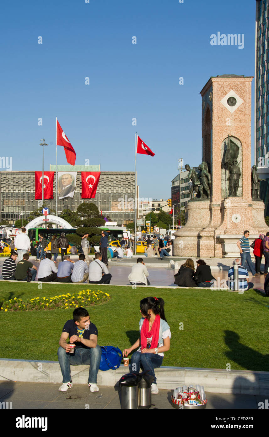 Un monumento della Repubblica e bandiera turca, in Piazza Taksim, Istanbul, Turchia Foto Stock