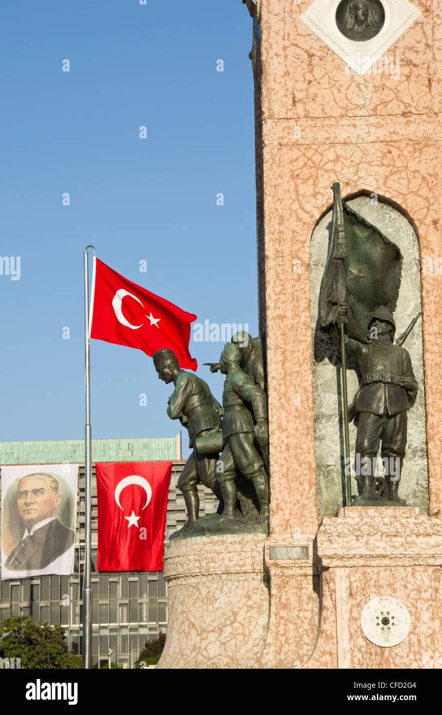 Un monumento della Repubblica e bandiera turca, in Piazza Taksim, Istanbul, Turchia Foto Stock