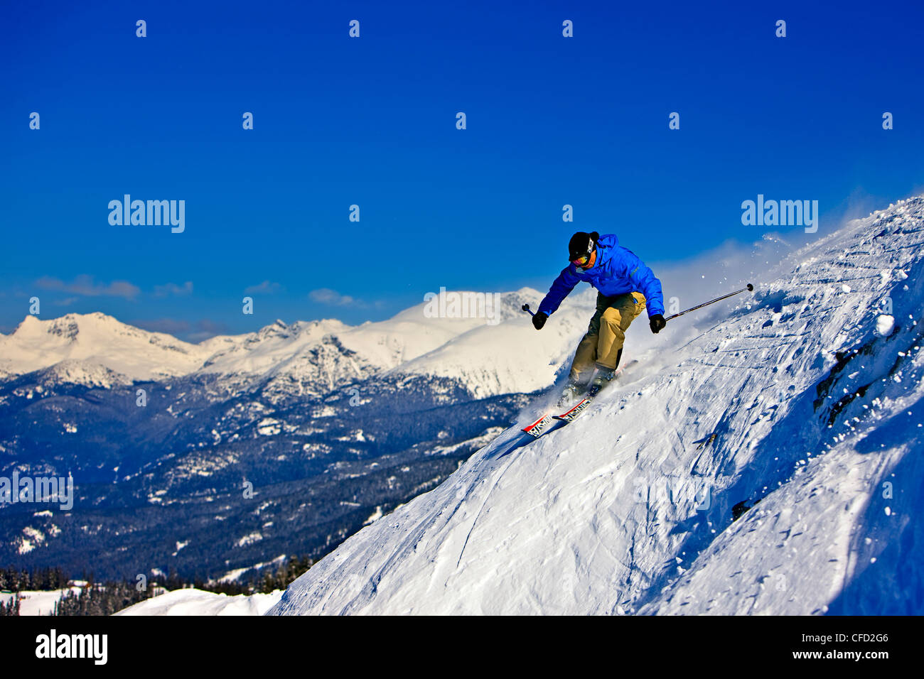 Sciatore su pendenze superiori di Whistler Mountain Whistler Blackcomb, Whistler, British Columbia, Canada. Foto Stock