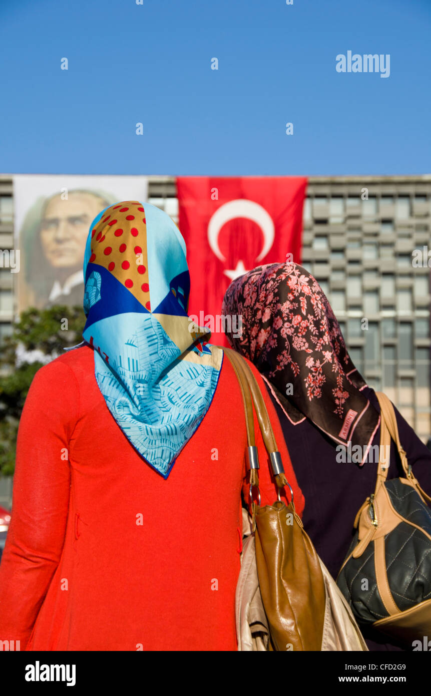 Ritratto di Mustafa Kemal Atatürk e bandiere turca, Istanbul, Turchia Foto Stock