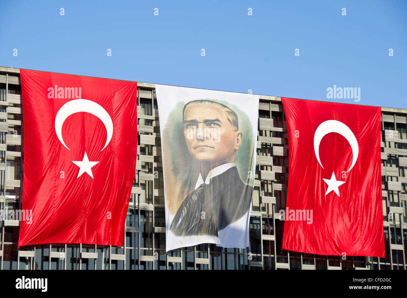 Ritratto di Mustafa Kemal Atatürk e turco Bandiere a Atatürk Cultural Center, Istanbul, Turchia Foto Stock