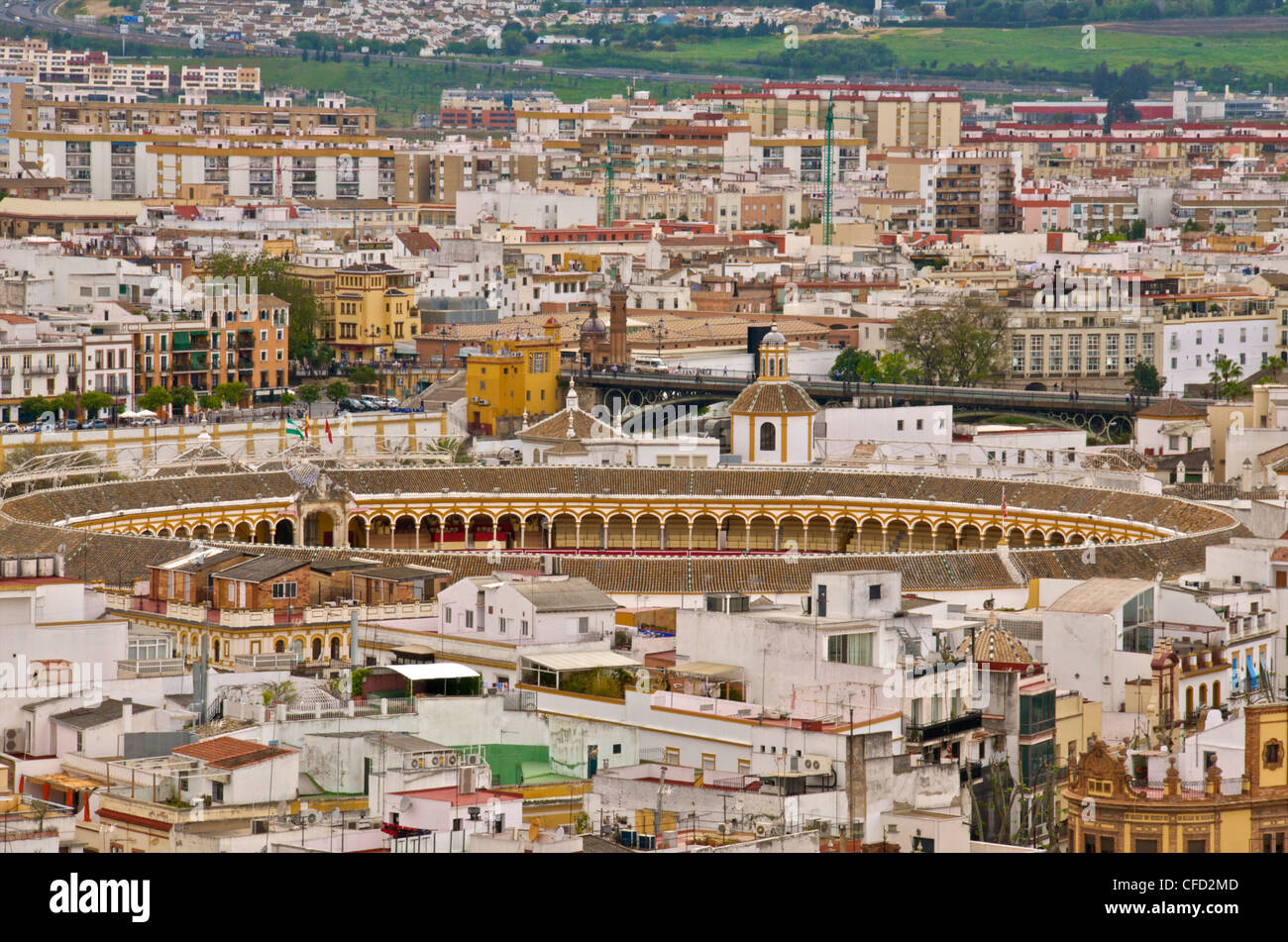Maestranza Bull Ring e il centro storico, seeen dalla torre Giralda, Siviglia, Andalusia, Spagna, Europa Foto Stock