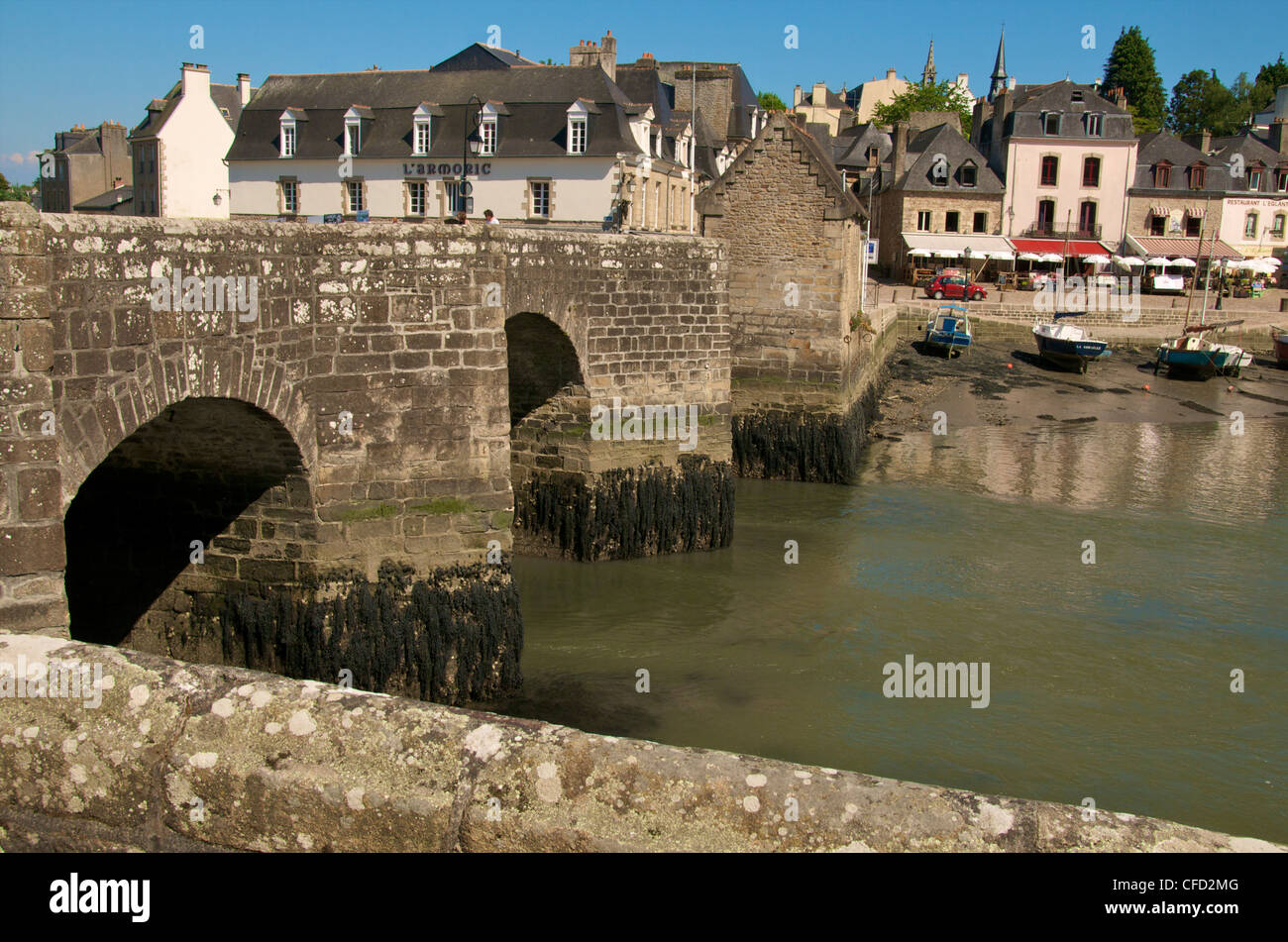 Fiume Loch, St Goustan harbour, e antico ponte di pietra, Auray, Brittany, Francia, Europa Foto Stock