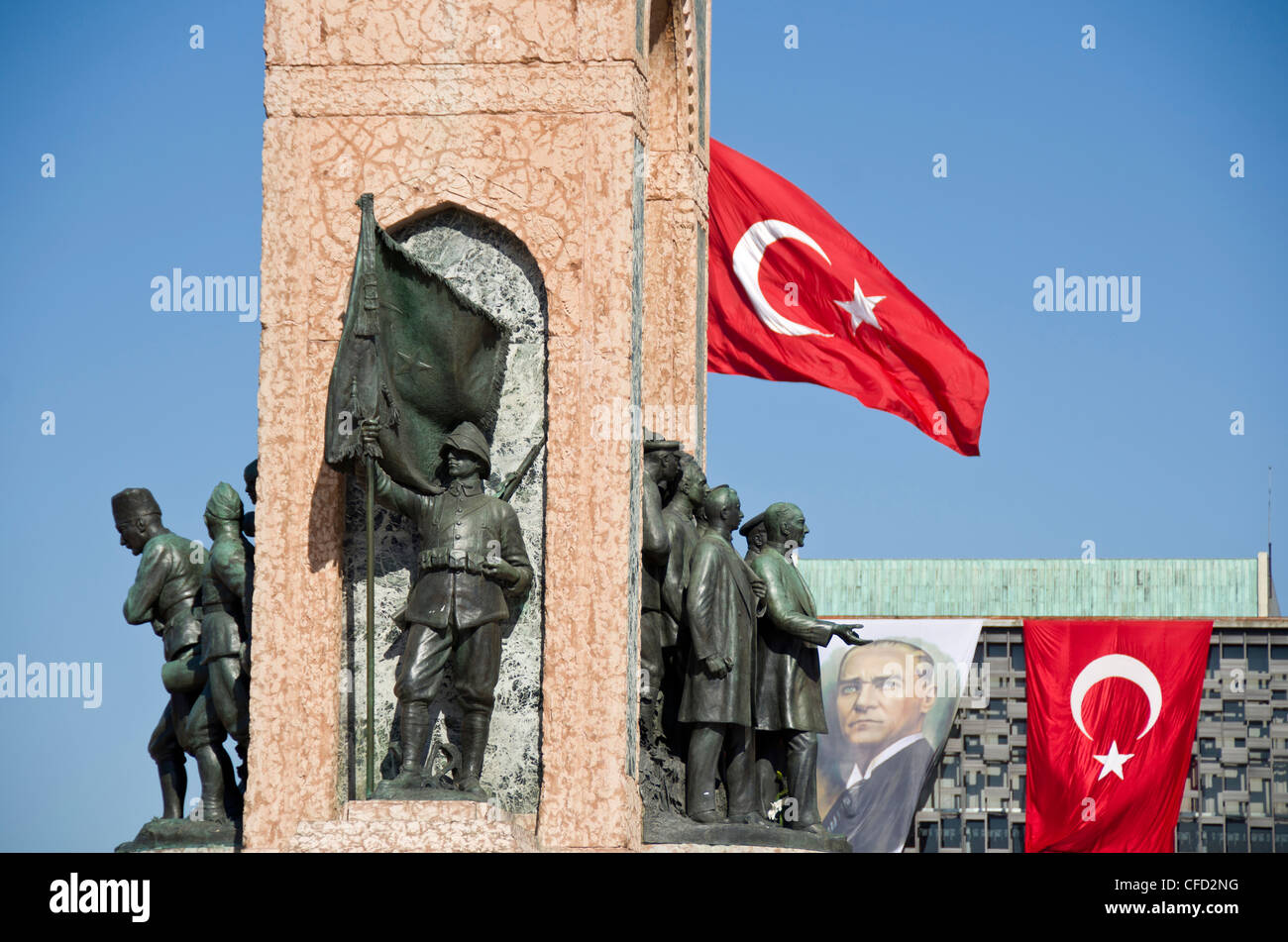 Un monumento della Repubblica e bandiera turca, in Piazza Taksim, Istanbul, Turchia Foto Stock