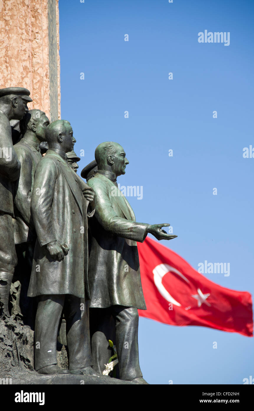 Un monumento della Repubblica e bandiera turca, in Piazza Taksim, Istanbul, Turchia Foto Stock