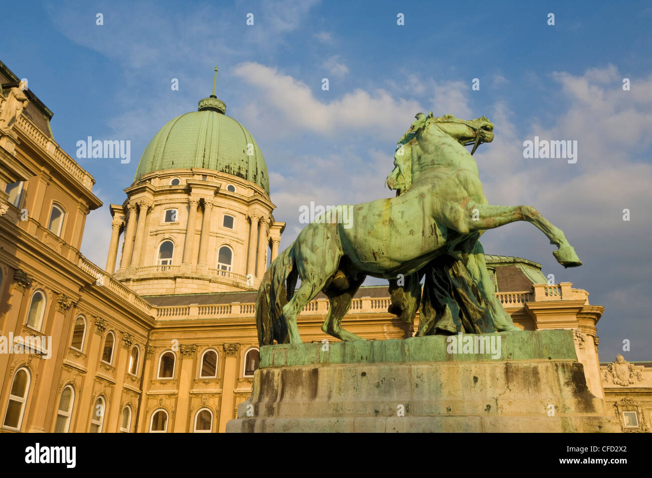 Facciata posteriore della Galleria Nazionale Ungherese, il quartiere del castello, di Pest del Danubio, Budapest, Ungheria Foto Stock