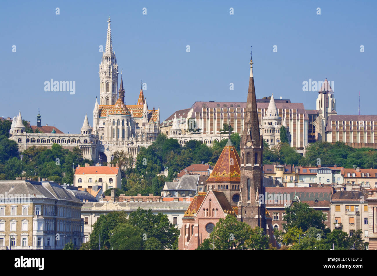 La Chiesa dei Cappuccini (Kapucinus templom) e Matyas chiesa (Matyas templom), Buda, Budapest, Ungheria Foto Stock