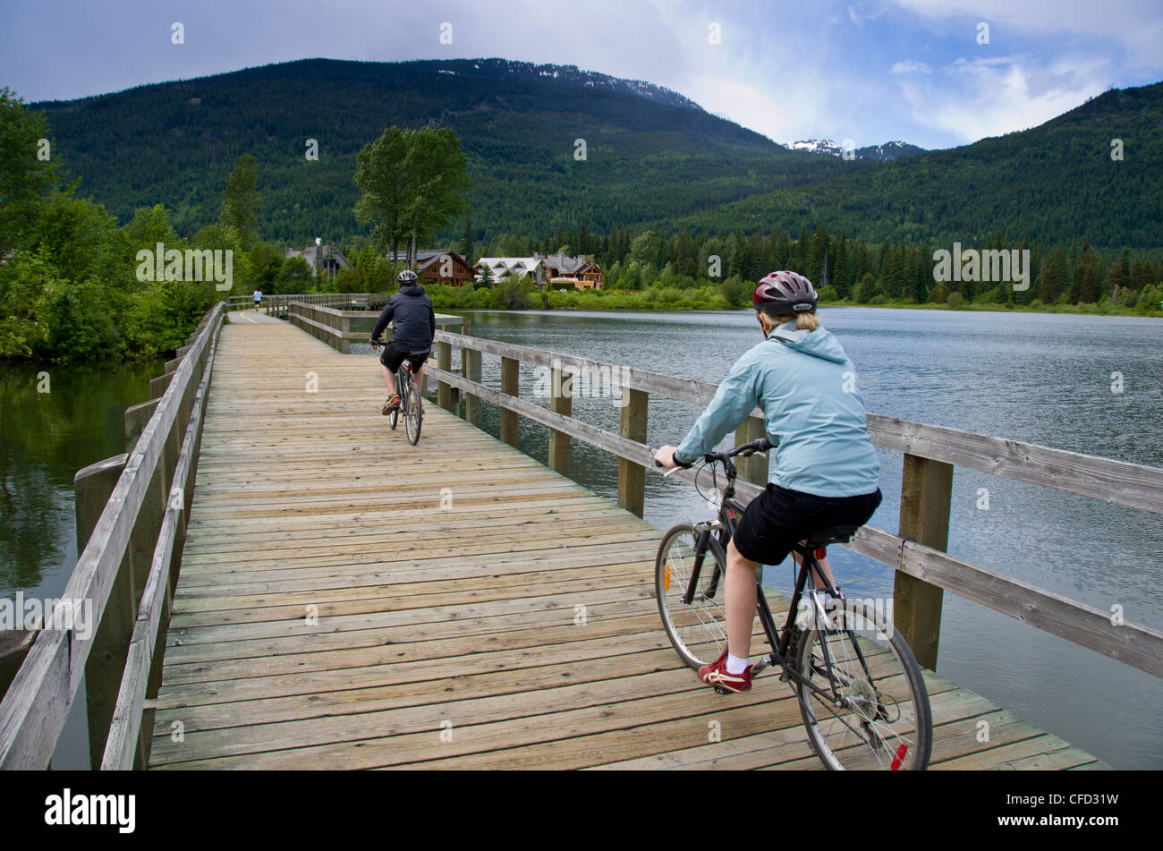 I ciclisti sul Lago Verde boardwalk, Whistler, British Columbia, Canada Foto Stock