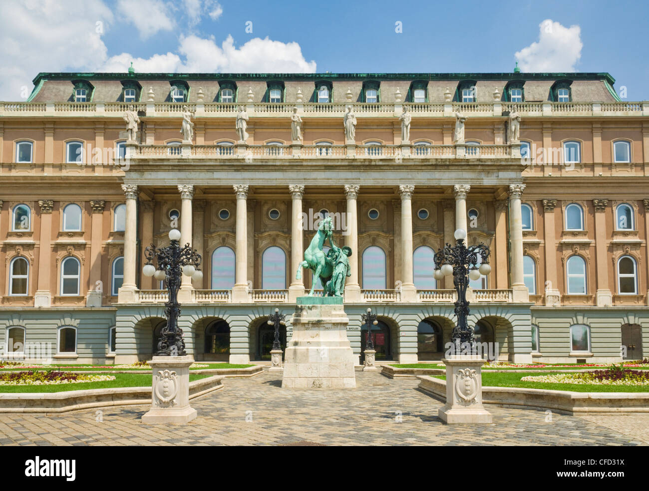 Ingresso posteriore alla Galleria Nazionale Ungherese con statua equestre, Budapest, Ungheria, Europa Foto Stock