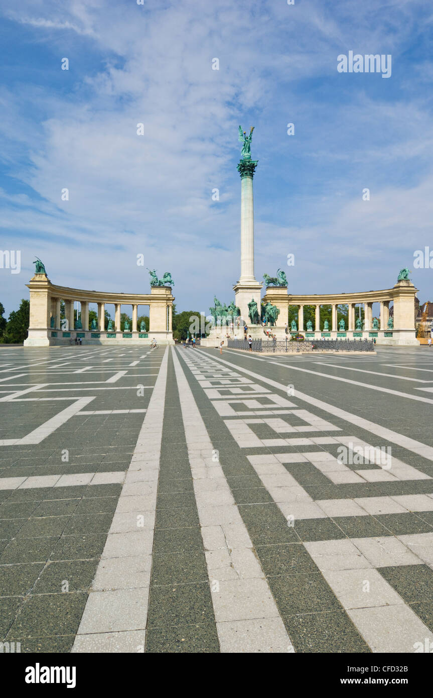 Il Monumento Millenario, con l arcangelo Gabriele sulla parte superiore, la Piazza degli Eroi (Hosok tere), Budapest, Ungheria, Europa Foto Stock