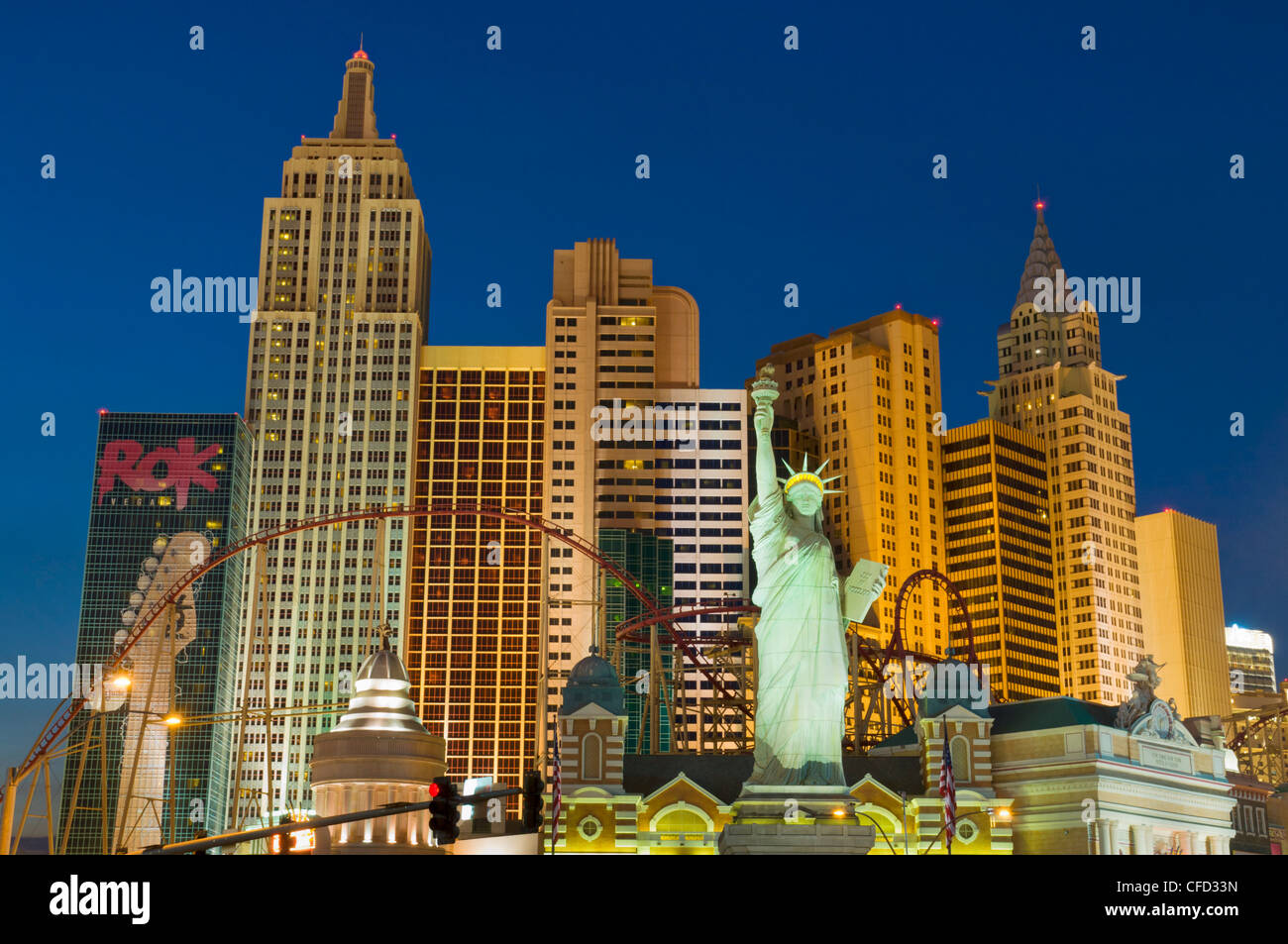 New York-New York hotel con roller coaster, di notte, la striscia di Las Vegas Boulevard South, Las Vegas, Nevada, STATI UNITI D'AMERICA Foto Stock