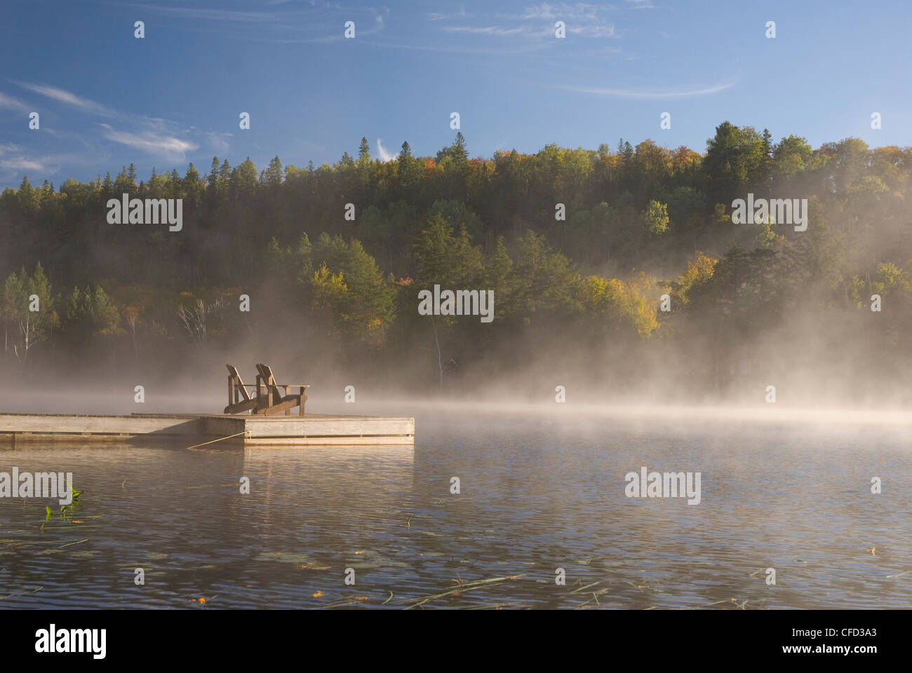 Vista autunnale del Dock con sedie di Muskoka, Oxtongue sul Lago Ontario, Canada Foto Stock