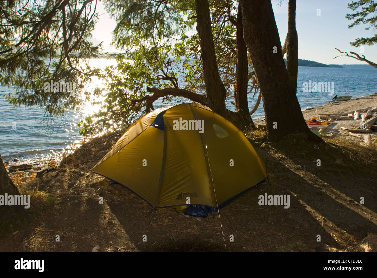 Camp impostato sopra le sponde del punto di Blackberry su Valdes Isola del Nord, isole del golfo, British Columbia, Canada Foto Stock