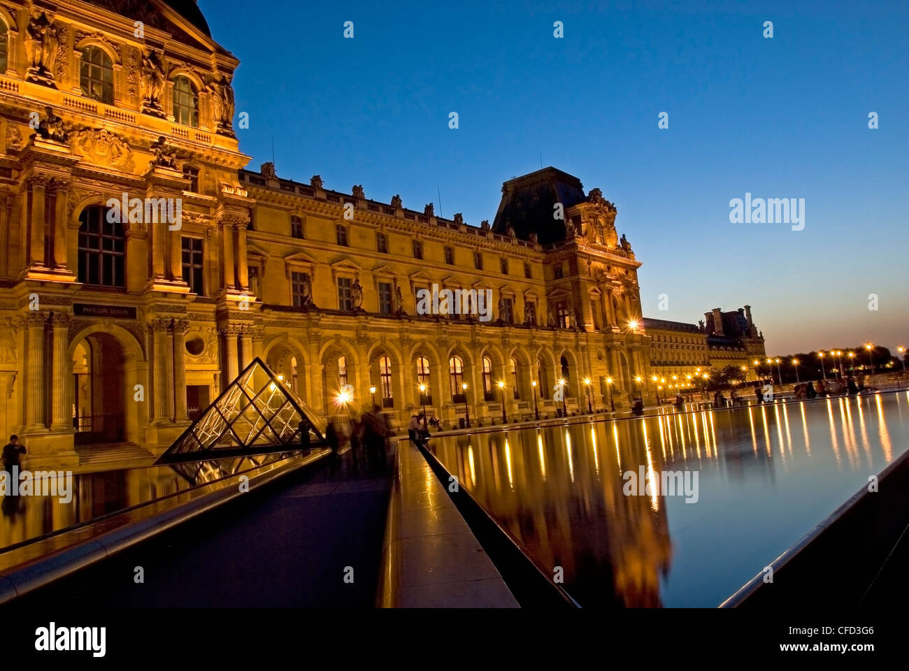 Il Louvre al tramonto, Parigi, Francia Foto Stock