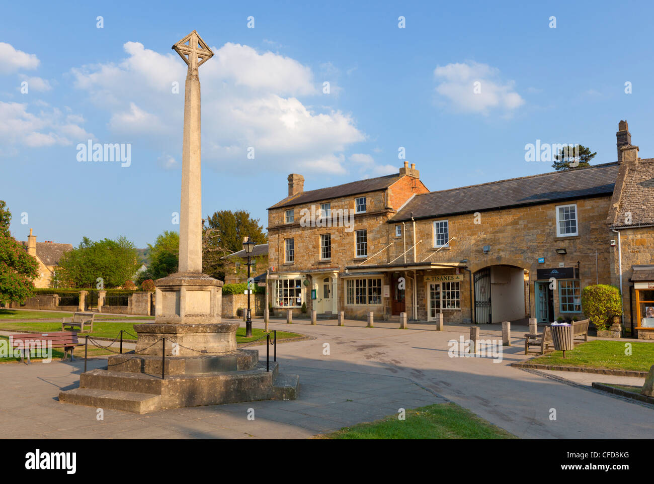 Memoriale di guerra croce di pietra sulla Strada Alta nel villaggio di Broadway, il Costwolds, Worcestershire, England, Regno Unito Foto Stock