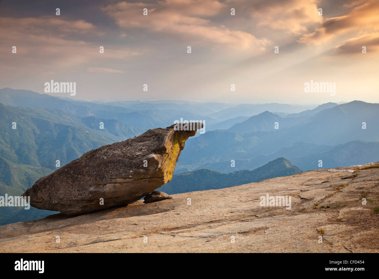 Hanging Rock, affacciato sulla sequoia pedemontana al tramonto, Tulare County, Sequoia National Park, Sierra Nevada, in California, Stati Uniti d'America Foto Stock