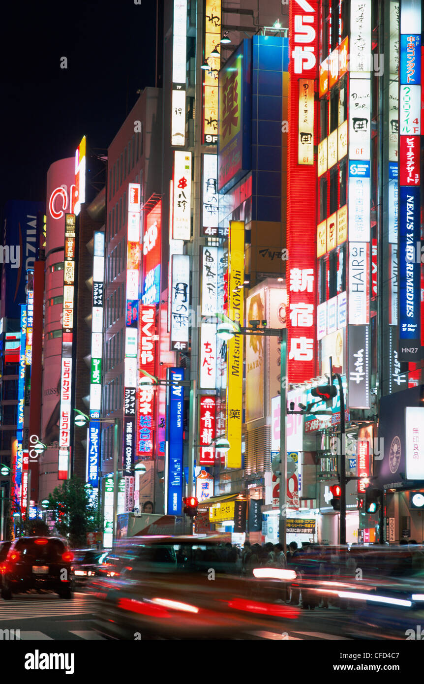 Giappone, Tokyo Shinjuku, luci notturne su Shinjuku Dori Foto Stock