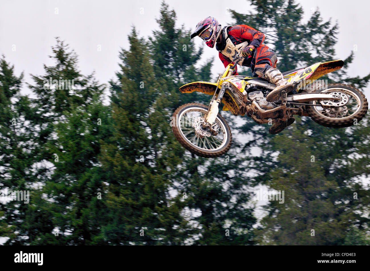 Il pilota di Motocross #28 è in volo durante un salto a lande desolate vie di Nanaimo nella British Columbia, Canada. Foto Stock