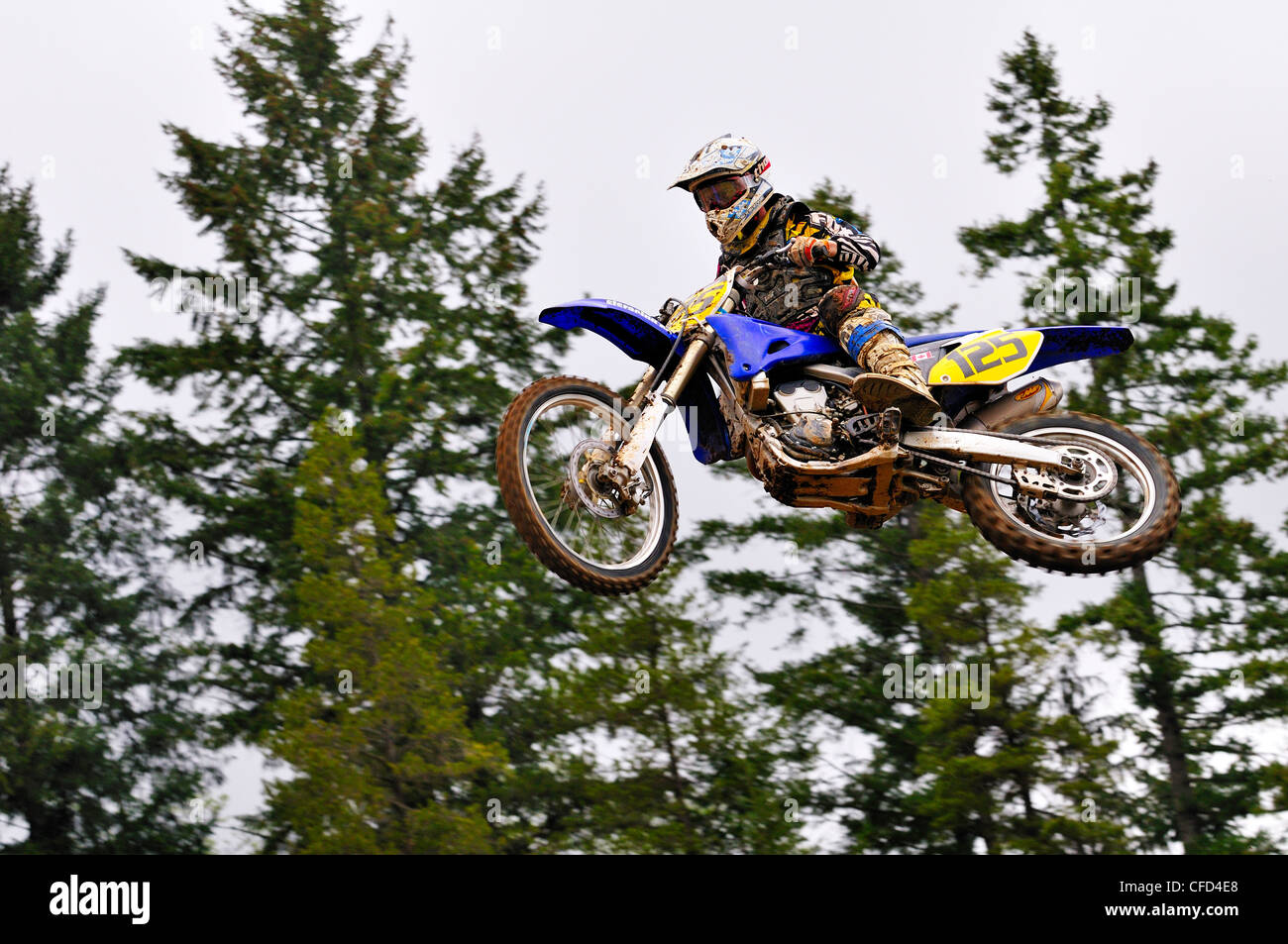Il pilota di Motocross #125 ottiene airborne durante un salto a lande desolate vie di Nanaimo nella British Columbia, Canada. Foto Stock