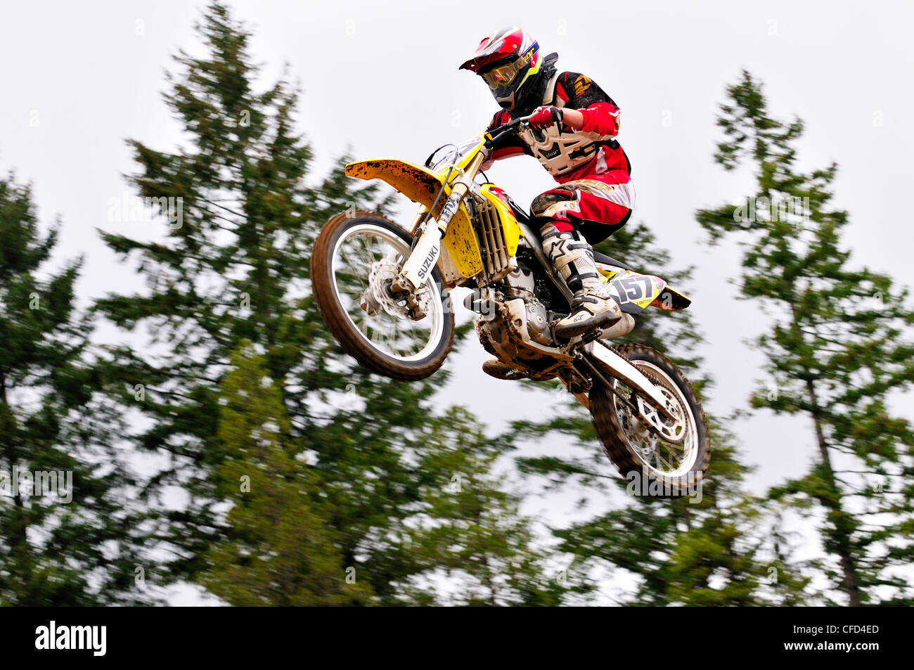 Il pilota di Motocross #157 ottiene airborne durante un salto a lande desolate vie di Nanaimo nella British Columbia, Canada. Foto Stock