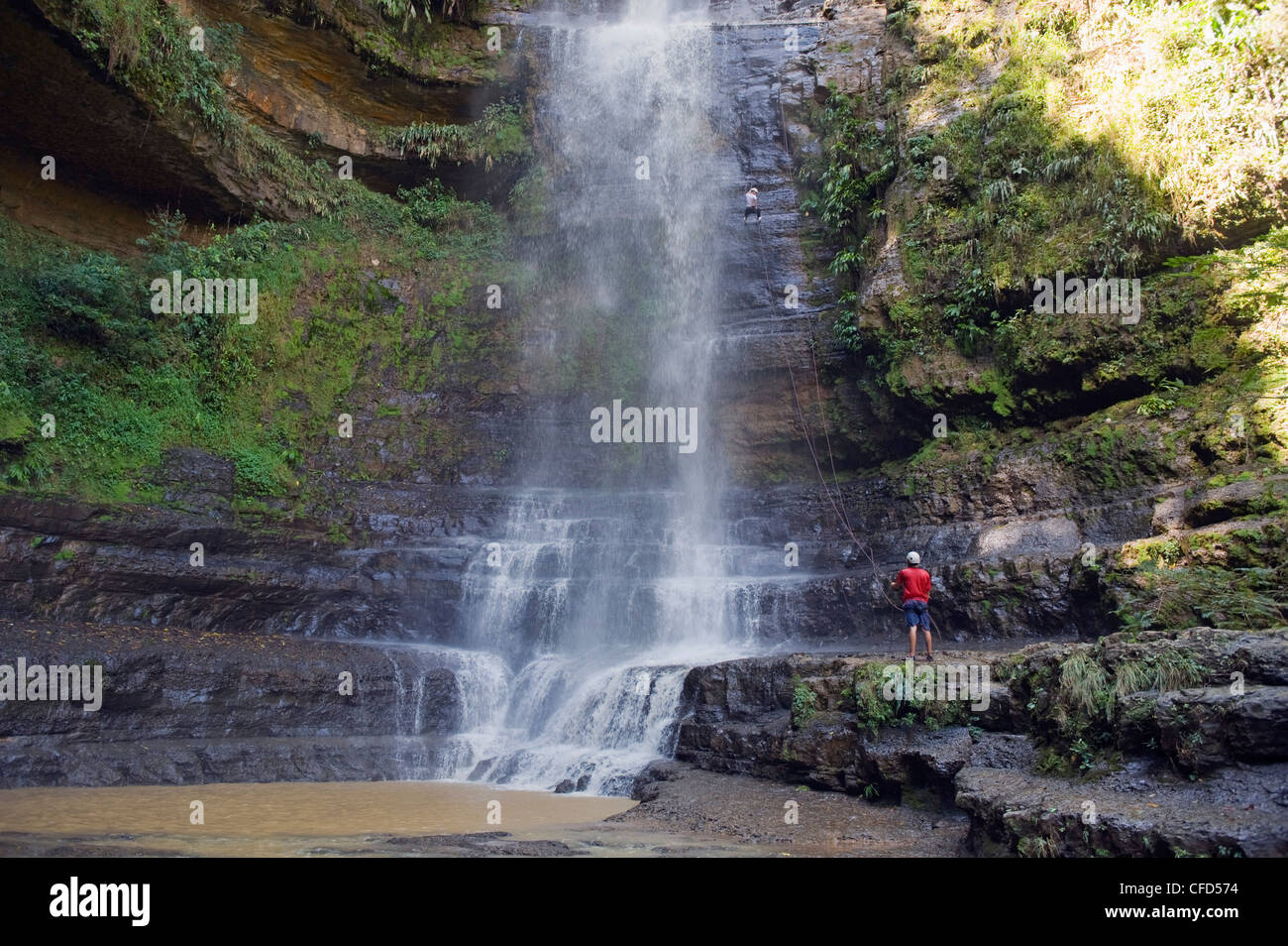 Rappelling su Juan Curi cascata, sport di avventura capitale della Colombia, San Gil, Colombia, Sud America Foto Stock