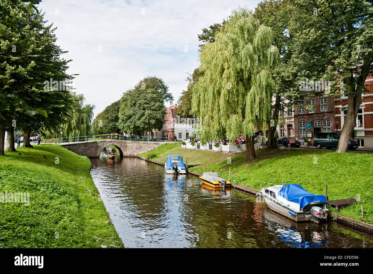 Canal con barche sotto gli alberi, Friedrichstadt, Schleswig Holstein, Germania, Europa Foto Stock
