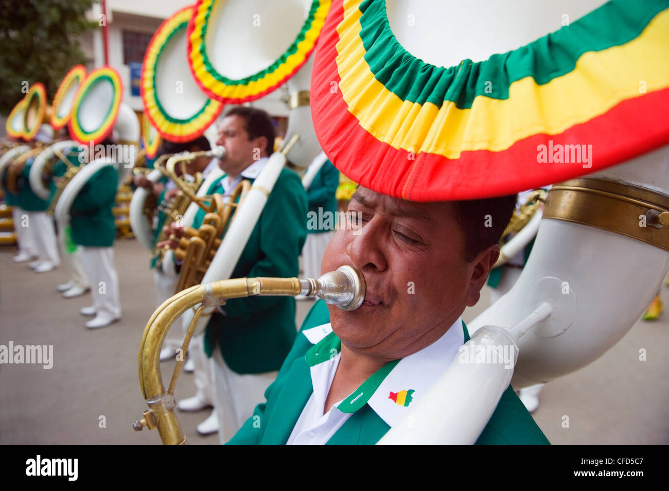 Sousophone giocatori al carnevale di Oruro, Oruro, Bolivia, Sud America Foto Stock