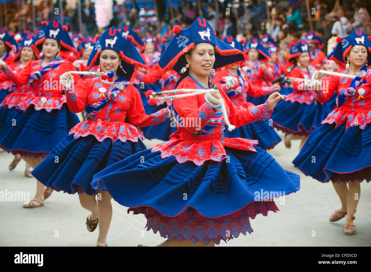 Donne che danzano in parata a Oruro Carnevale, Oruro, Bolivia, Sud America Foto Stock