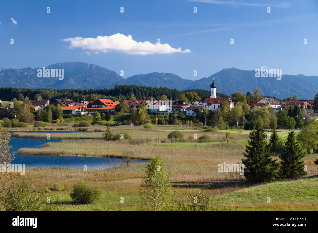 Iffeldorf villaggio vicino Osterseen con montagna Benediktenwand, Alpi Alta Baviera, Baviera, Germania, Europa Foto Stock