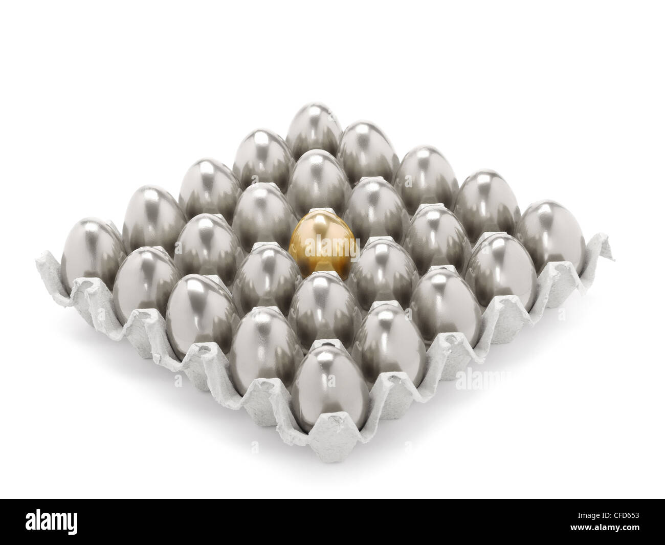 Una Golden Egg tra molti silver le uova nel vassoio delle uova shot su sfondo bianco Foto Stock