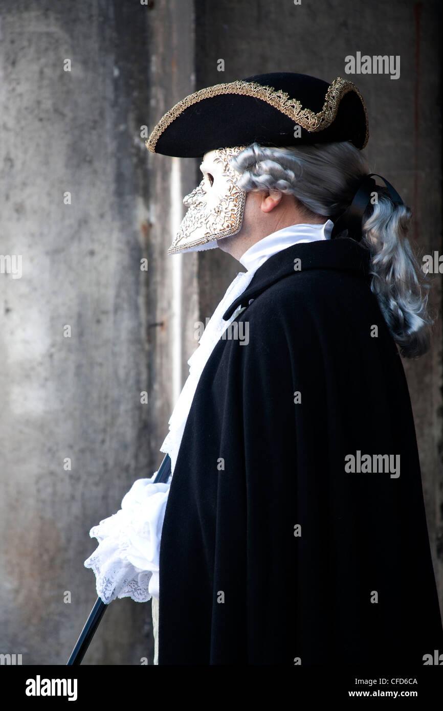 L uomo è in un mantello nero Foto stock - Alamy