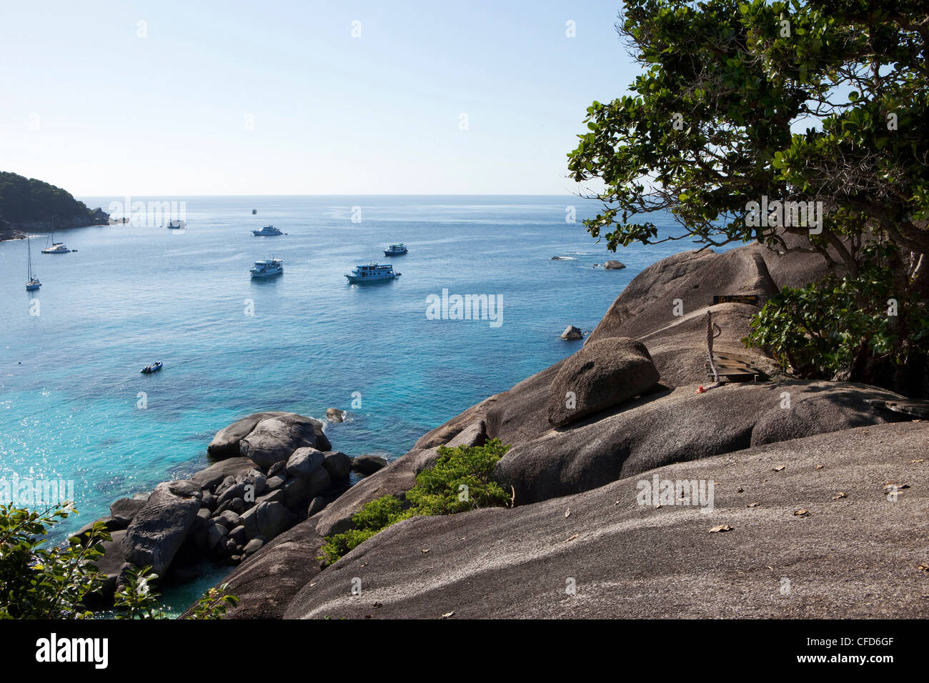 Vista dalla parte superiore della Roccia Vela verso il mare con barche subacquee, Isole Similan, sul Mare delle Andamane, Thailandia Foto Stock