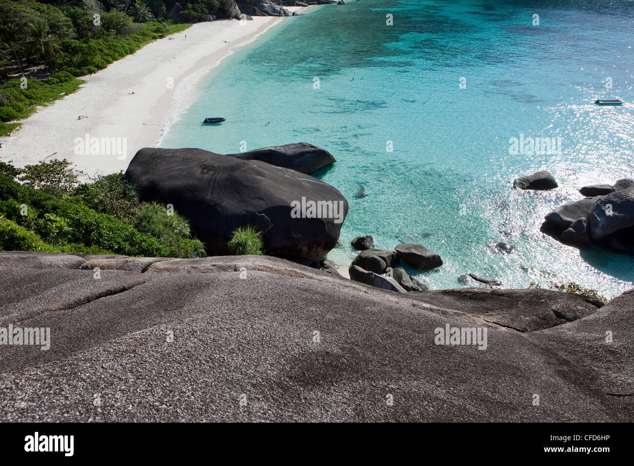 Vista dalla parte superiore della Roccia Vela verso il basso sulla spiaggia e coralli, Isole Similan, sul Mare delle Andamane, Thailandia Foto Stock