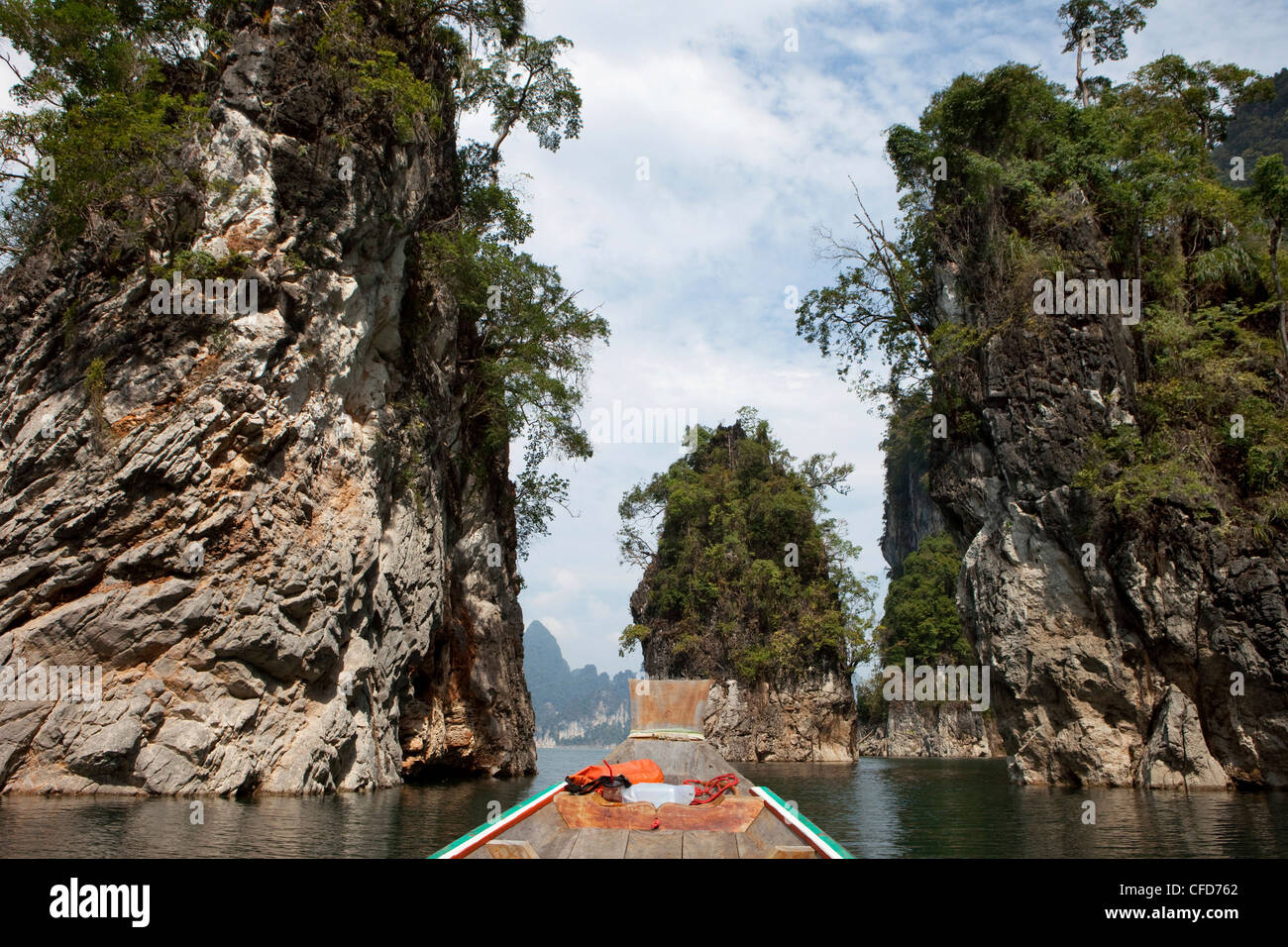 Barca dalla coda lunga tra le rocce calcaree in Khao Sok Il Parco Nazionale del Lago del serbatoio, Khao Sok National Park, sul Mare delle Andamane, Thailandi Foto Stock