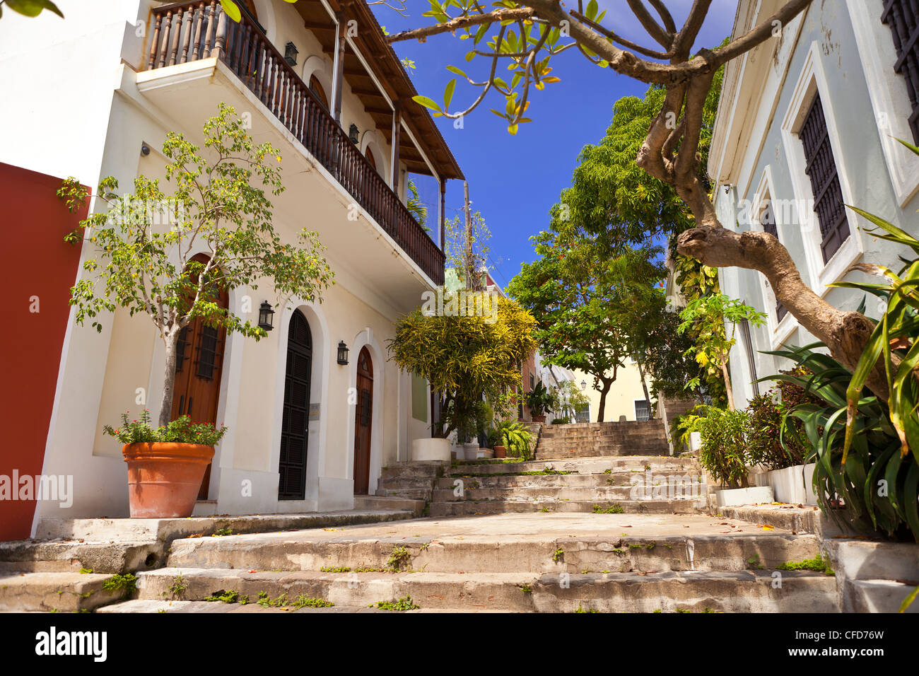 La vecchia San Juan, Puerto Rico - Charming plaza tra gli edifici con scale. Foto Stock
