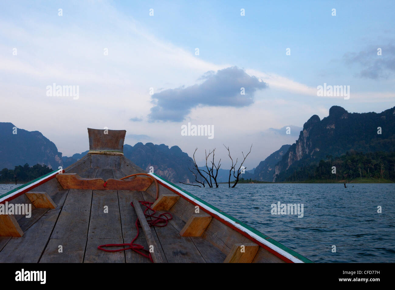 Barca dalla coda lunga e rocce calcaree di sera in Khao Sok Il Parco Nazionale del Lago del serbatoio, Khao Sok National Park, Andaman Foto Stock